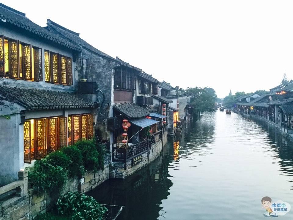 迷路的可爱男孩